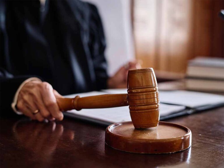 छोटे हक़ के लिए बड़ा संघर्ष: 8 रुपये के विवाद पर कोर्ट ने दिलाए 15 हजार रुपये