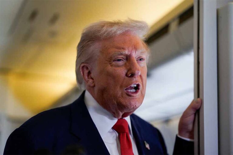 अमेरिकी सुप्रीम कोर्ट में टैरिफ विवाद का निर्णायक दिन, वैश्विक बाजार की नज़रें टिकीं अमेरिकी सुप्रीम कोर्ट में टैरिफ विवाद का निर्णायक दिन, वैश्विक बाजार की नज़रें टिकीं