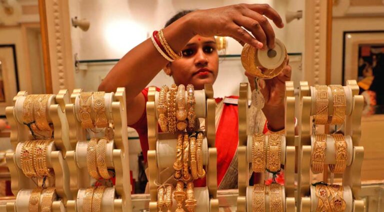 कीमती धातुओं में बड़ी गिरावट – सोने में ₹10,000 और चांदी में ₹21,000 की कमी दर्ज कीमती धातुओं में बड़ी गिरावट – सोने में ₹10,000 और चांदी में ₹21,000 की कमी दर्ज