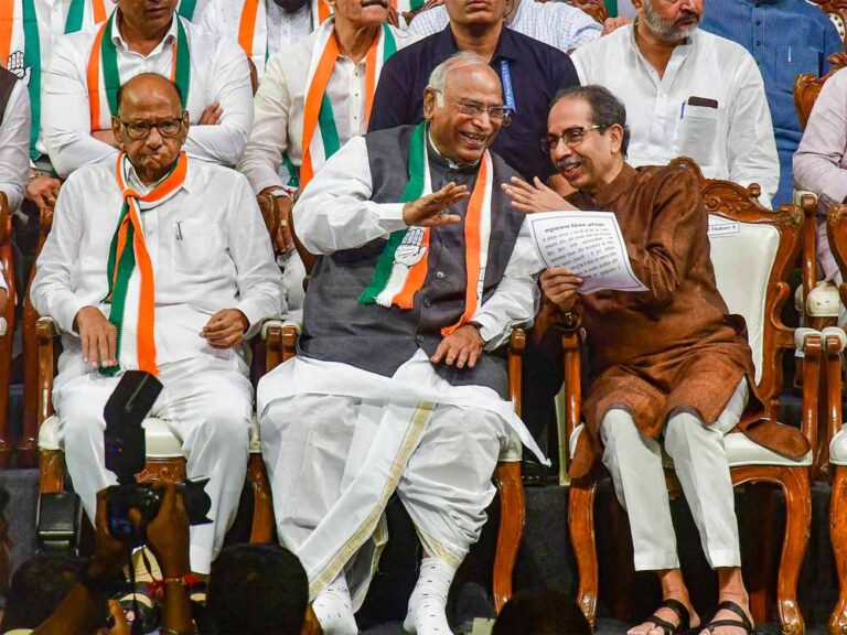 लोकल चुनावों से पहले बड़ा उलटफेर: दोनों शीर्ष दल NDA में, MVA को लगा करारा झटका