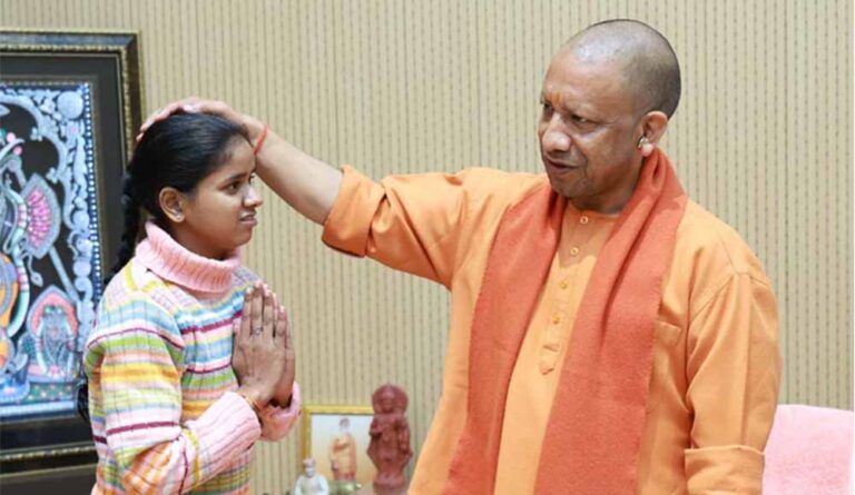 बोल न सकी, पर योगी समझ गए खुशी के आंसुओं में छुपा स्नेह