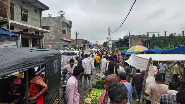 कुशीनगर में अवैध सब्जी मंडी बनी सिरदर्द, खड्डा नगर पंचायत में रोजाना लगता जाम