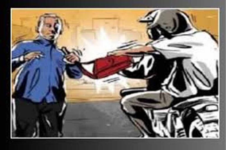 बैंक से कैश निकालते ही वारदात: कर्मचारी से 10 लाख की लूट