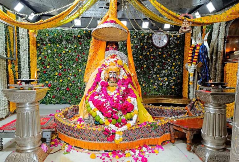 महाकाल का अनोखा अलंकरण: फूलों की 10–15 किलो वजनी ‘अजगर माला’ चढ़ाई