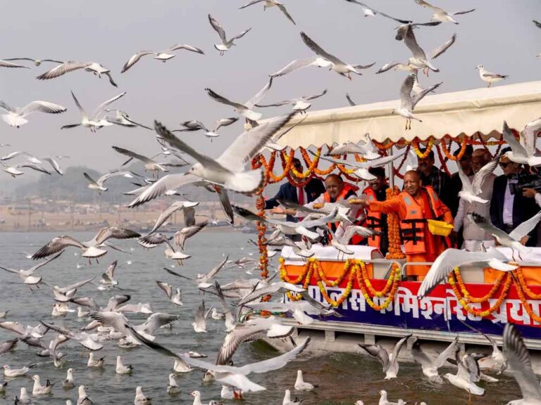 माघ मेला 2026: 44 दिनों तक चलेगा आयोजन, श्रद्धालुओं के लिए प्रयागराज में शुरू हुई शटल बस सेवा