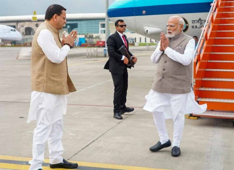 PM मोदी उत्तराखंड दौरे पर: बच्चों से लिया गुलाब, लॉन्च किए विकास प्रोजेक्ट्स