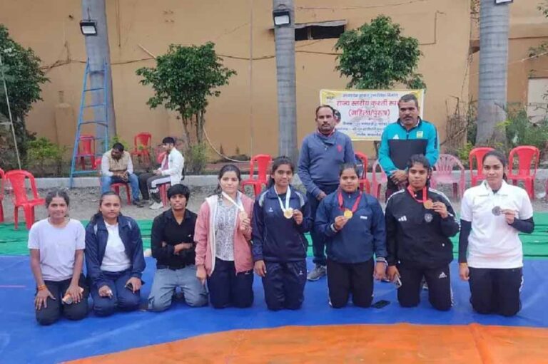 उज्जैन कुश्ती में महिला पहलवानों ने जीते 5 पदक उज्जैन कुश्ती में महिला पहलवानों ने जीते 5 पदक