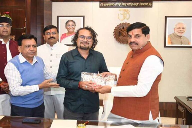 मुख्यमंत्री डॉ. यादव को नीमच के राहुल लोहार ने कीं दुर्लभ कलाकृतियां भेंट