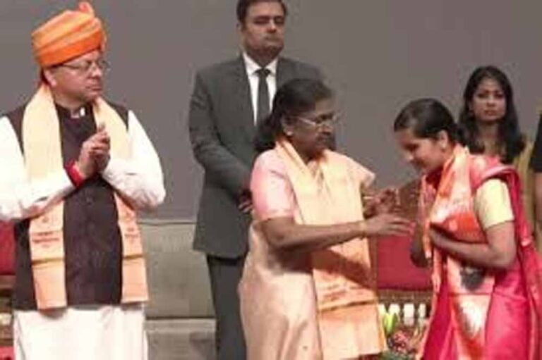 राष्ट्रपति द्रौपदी मुर्मू ने पतंजलि विवि के दीक्षांत समारोह में बांटी 1424 डिग्रियां, किया आह्वान ‘ज्ञान को कर्म से जोड़ें’
