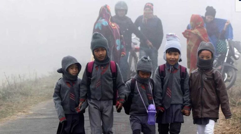 MP में कड़ाके की ठंड, पेरेंट्स बोले- बच्चे बीमार हो रहे; 1941 के बाद पहली बार पारा 5.2°C MP में कड़ाके की ठंड, पेरेंट्स बोले- बच्चे बीमार हो रहे; 1941 के बाद पहली बार पारा 5.2°C