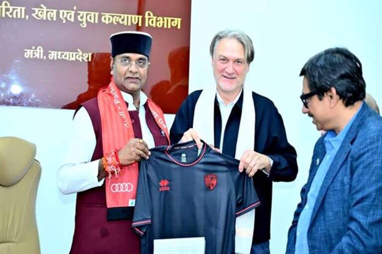 मंत्री विश्वास सारंग ने की जर्मन फुटबॉल कोच डाइटमार बीयर्सडॉर्फ से भेंट