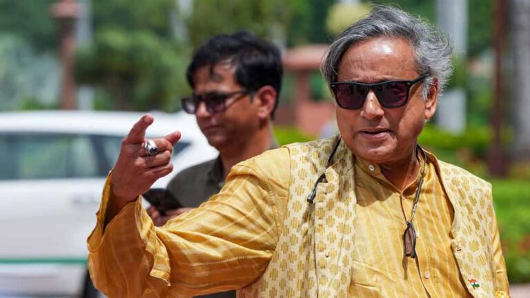 शशि थरूर बोले- ‘सच्चाई से कोई समझौता नहीं’ आडवाणी की प्रशंसा पर उठे सवालों का दिया करारा जवाब शशि थरूर बोले- ‘सच्चाई से कोई समझौता नहीं’ आडवाणी की प्रशंसा पर उठे सवालों का दिया करारा जवाब