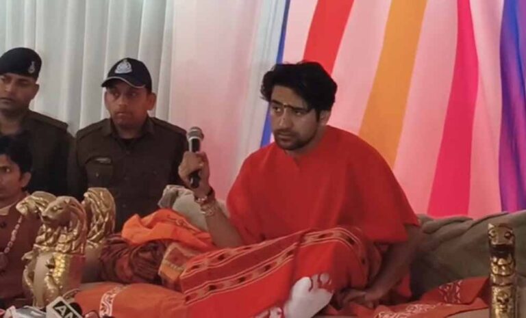 अगर चच्चे के 30 बच्चे हो सकते हैं, तो हिंदुओं के 4 क्यों नहीं? बागेश्वर बाबा की जनसंख्या टिप्पणी पर विवाद