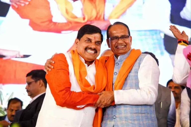 कांग्रेस की हालत पर शिवराज का तंज— ‘हम तो डूबे हैं सनम…’, विपक्ष पर जमकर बरसे कांग्रेस की हालत पर शिवराज का तंज— ‘हम तो डूबे हैं सनम…’, विपक्ष पर जमकर बरसे