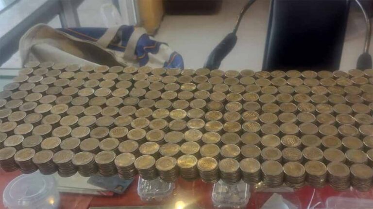 सालभर तक जोड़े सिक्के, फिर दिया प्यार का तोहफा — ज्वेलर भी रह गया हैरान!