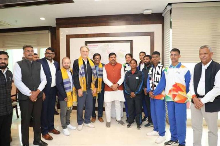 मुख्यमंत्री डॉ. यादव से मिले मिनी ब्राजील (विचारपुर) के होनहार फुटबॉल खिलाड़ी