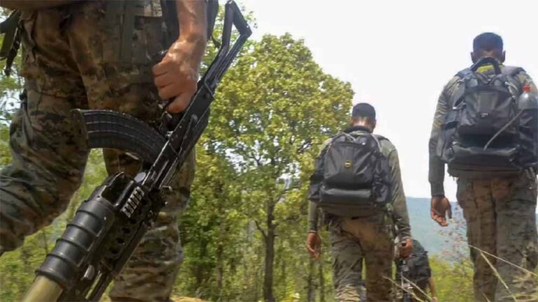 छत्तीसगढ़ में नक्सल मोर्चे पर बड़ा झटका: भारी इनाम वाले माओवादी सहित 28 ने हथियार डाले