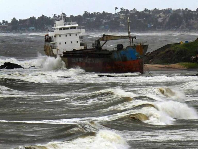 समुद्र में भयंकर रूप धर चुका ‘सेन्यार’ — तटीय इलाकों में बढ़ी सावधानी! समुद्र में भयंकर रूप धर चुका ‘सेन्यार’ — तटीय इलाकों में बढ़ी सावधानी!