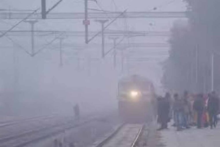 रेलवे की बड़ी घोषणा: घना कोहरा बढ़ाएगा परेशानी, इन 24 ट्रेनों की 3 महीने तक रद्दीकरण लिस्ट जारी रेलवे की बड़ी घोषणा: घना कोहरा बढ़ाएगा परेशानी, इन 24 ट्रेनों की 3 महीने तक रद्दीकरण लिस्ट जारी