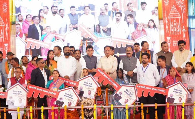 मुख्यमंत्री साय ने पीएम आवास के 1073 हितग्राहियों को नये आवास की चाबी सौंपी