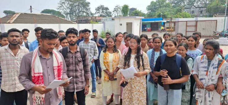 रास्ता रोककर परेशान कर रहे शराबी, छात्र-छात्राओं ने प्रशासन से लगाई मदद की गुहार रास्ता रोककर परेशान कर रहे शराबी, छात्र-छात्राओं ने प्रशासन से लगाई मदद की गुहार