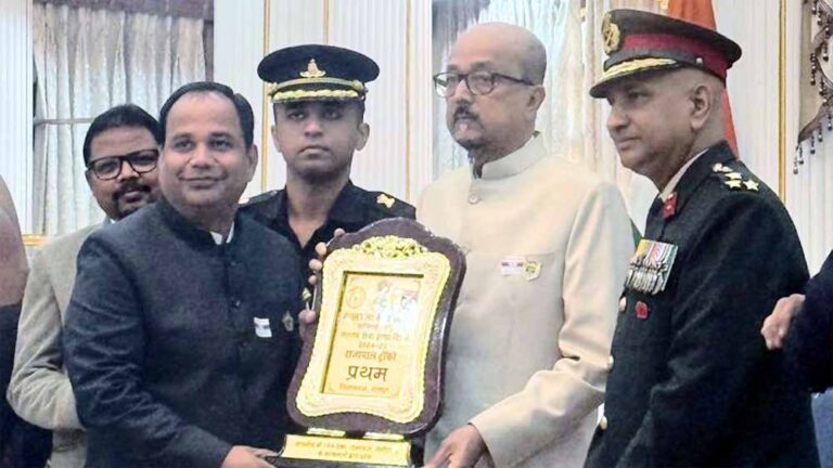 झंडा दिवस कोष में जमा हुए 18 लाख, राज्यपाल ने कलेक्टर को किया सम्मानित