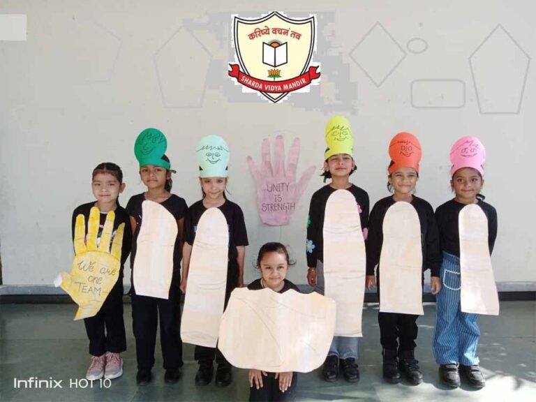 बच्‍चों की लघु नाटिका प्रस्‍तुत: अंगुलियों और अंगूठें की लड़ाई में हथेली की समझाइश