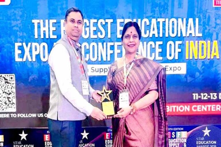 मॉडल हायर सेकेण्डरी स्कूल टी.टी. नगर को मध्यप्रदेश के बेस्ट अवॉर्ड श्रेणी का पुरस्कार