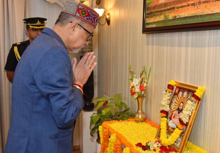राज्यपाल डेका ने संत बाबा गुरु घासीदास जयंती पर पुष्पांजलि अर्पित की राज्यपाल डेका ने संत बाबा गुरु घासीदास जयंती पर पुष्पांजलि अर्पित की