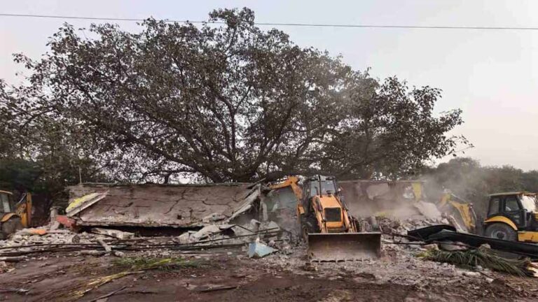 हाईकोर्ट की चेतावनी के बाद प्रशासन ने अवैध ढाबे पर चलाया बुलडोजर