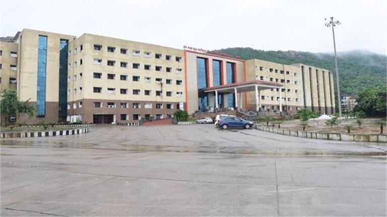 रायगढ़ मेडिकल कॉलेज में नई सुविधा: न्यूरोसर्जन, यूरो सर्जन और नेफ्रोलॉजी डॉक्टर उपलब्ध