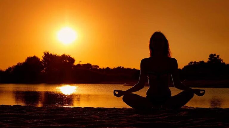 Brahma Muhurat: ब्रह्म मुहूर्त में 4 विशेष काम करने से मां लक्ष्मी देंगी धन और समृद्धि