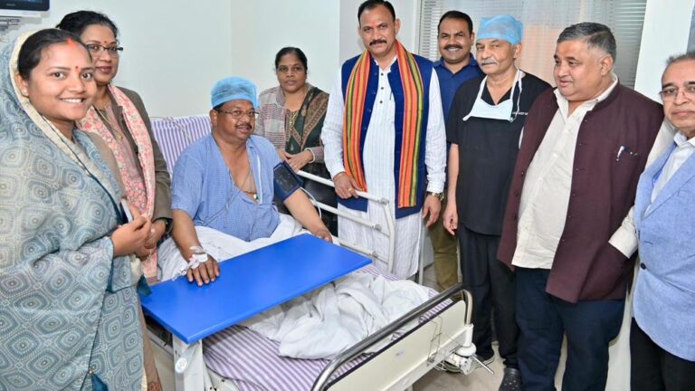 रायपुर : मंत्री अग्रवाल ने लुंड्रा विधायक  प्रबोध मिंज से भेंट कर उनका कुशलक्षेम जाना एवं उनके शीघ्र स्वस्थ होने की कामना की