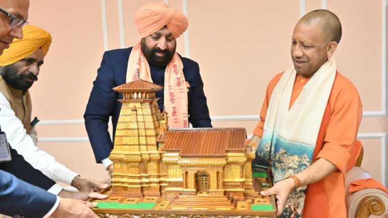 गोरखनाथ मंदिर आगमन पर मुख्यमंत्री योगी आदित्यनाथ ने किया लेफ्टिनेंट जनरल गुरमीत सिंह का अभिनंदन