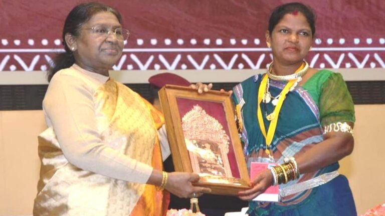रायपुर: राष्ट्रपति द्रौपदी मुर्मु ने हीराबाई झरेका बघेल को राष्ट्रीय हस्तशिल्प पुरस्कार से सम्मानित किया