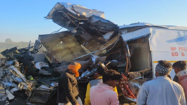 सागर में पुलिस वैन और कंटेनर की भिड़ंत, बालाघाट से लौट रहे मुरैना के 4 पुलिसकर्मियों की मौत