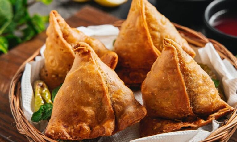 घर में बने लजीज समोसे: यहां जानें बनाने की सटीक विधि