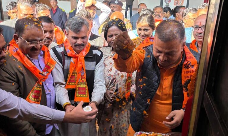 रायपुर: अम्बिकापुर रेलवे स्टेशन से 850 श्रद्धालुओं को लेकर भारत गौरव ट्रेन काशी-अयोध्या धाम के लिए रवाना, विशेष सुविधाएं दी गईं