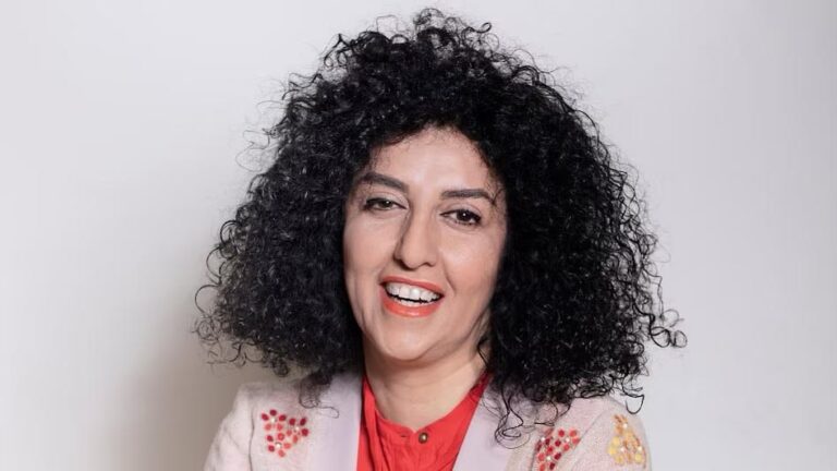 ईरान में मानवाधिकार कार्यकर्ता नरगिस मोहम्मदी की फिर गिरफ्तारी, शोक सभा में जाने पर खामेनेई शासन हुआ चिढ़