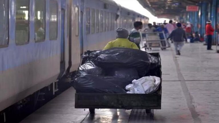 रेलवे ने गंदगी फैलाने वालों पर लगाया भारी जुर्माना, आठ माह में वसूली 24.82 लाख रुपये से अधिक