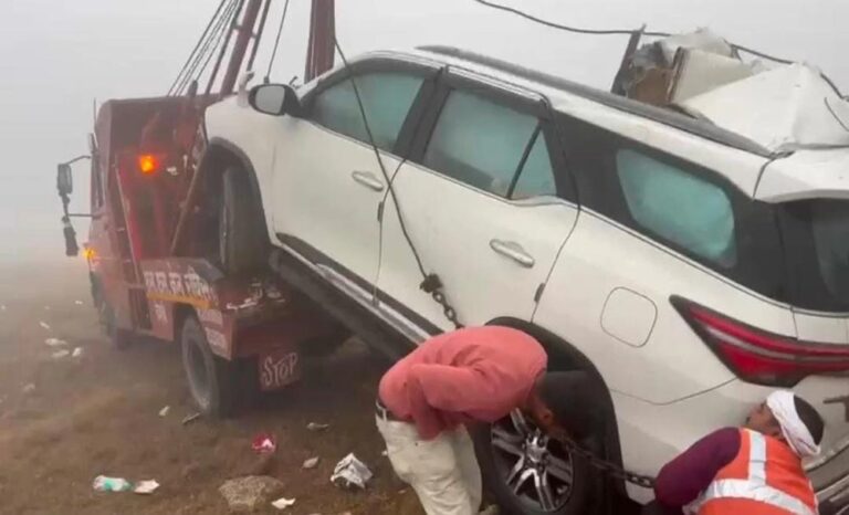 यमुना एक्सप्रेसवे पर कुहासा का कहर: 5 बसों और कारों में आग, मथुरा, उन्नाव और बस्ती में भिड़ीं वाहन