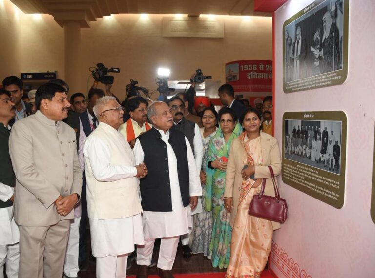 राज्यपाल मंगुभाई पटेल ने विधानसभा की गौरवशाली यात्रा पर दुर्लभ चित्रों की प्रदर्शनी का उद्घाटन किया