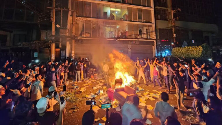 शरीफ उस्मान हादी की मौत के बाद ढाका में पत्रकारों पर हमला, ‘द डेली स्टार’ और ‘प्रथम आलो’ के दफ्तर में आग लगाई गई