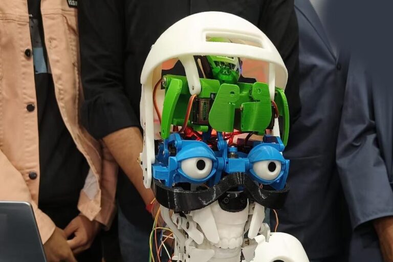 पलकें, आंखें और गर्दन हिलाने वाला रोबोट: IIT दिल्ली के स्टूडेंट्स की शानदार क्रिएशन