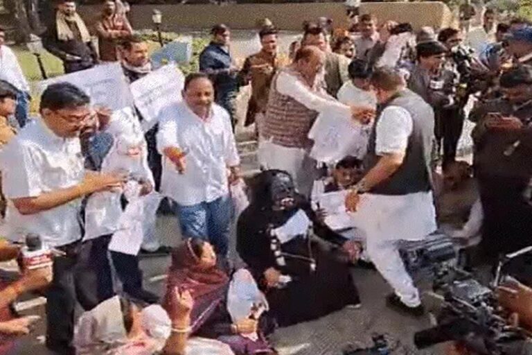 शीतकालीन सत्र के पहले दिन विधानसभा में कफ सिरप कांड का विरोध, विपक्षी विधायक बच्चों के पुतले लेकर पहुंचे