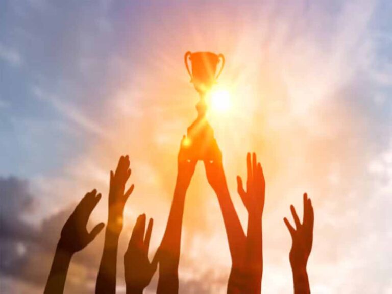 इन 5 आदतों को अकेले अपनाएं, सफलता आपके कदम चूमेगी