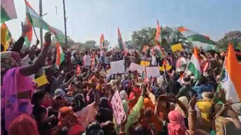 ग्रामीणों का शक्ति प्रदर्शन: सीमेंट परियोजना के विरोध में ट्रैक्टर रैली, SDM कार्यालय में उमड़ी भीड़ ग्रामीणों का शक्ति प्रदर्शन: सीमेंट परियोजना के विरोध में ट्रैक्टर रैली, SDM कार्यालय में उमड़ी भीड़