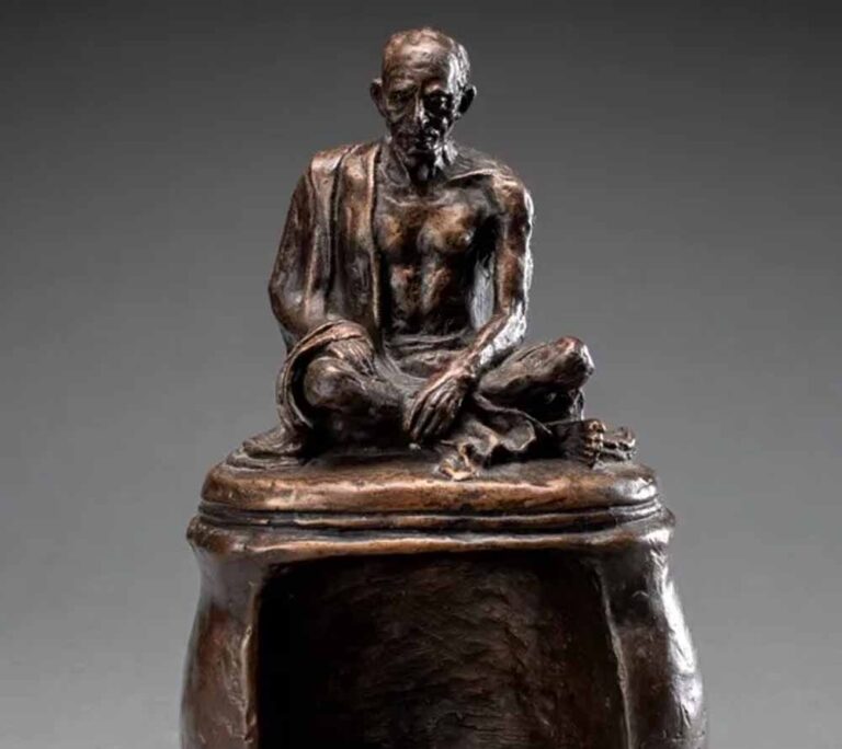 पद्मासन में बैठी गांधी की अनोखी मूर्ति की नीलामी, बोली लगाने वालों में जबरदस्त हलचल पद्मासन में बैठी गांधी की अनोखी मूर्ति की नीलामी, बोली लगाने वालों में जबरदस्त हलचल