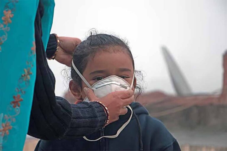 प्रदूषण का कहर: दिल्ली में बच्चों के लिए साँस लेना बना चुनौती