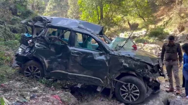 उत्तराखंड में दर्दनाक हादसा: कैंची धाम जा रही श्रद्धालुओं की स्कॉर्पियो खाई में पलटी, तीन की मौत